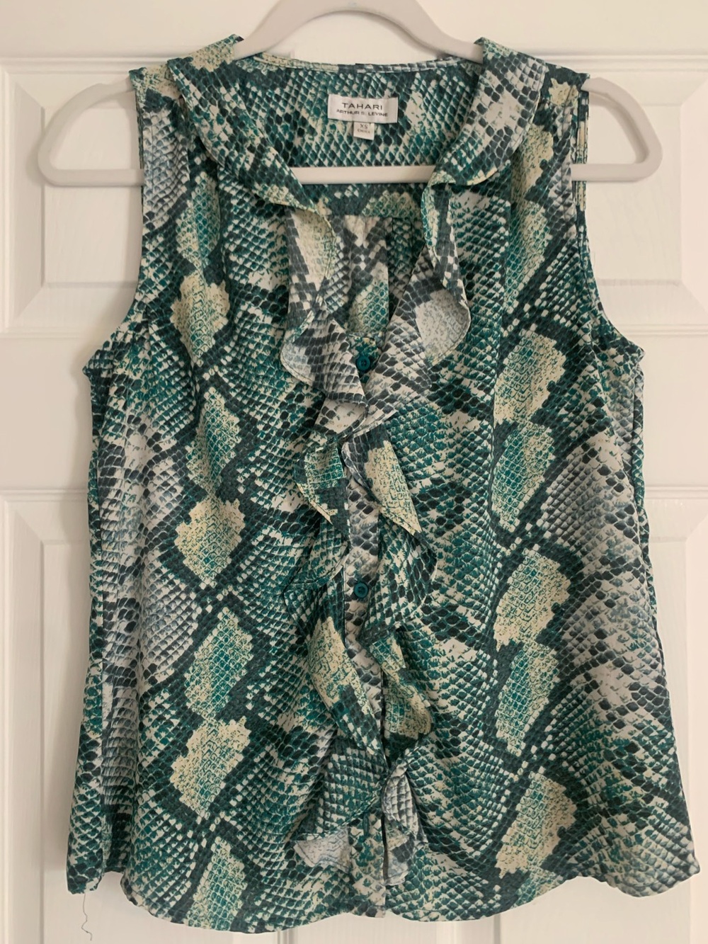 Tahari Arthur’s S Levine Teal and Cream Sleeveless Ruffle Snake-Print Blouse